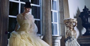 Princesas de Disney visten Versace y De la Renta