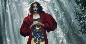 Princesas de Disney visten Versace y De la Renta
